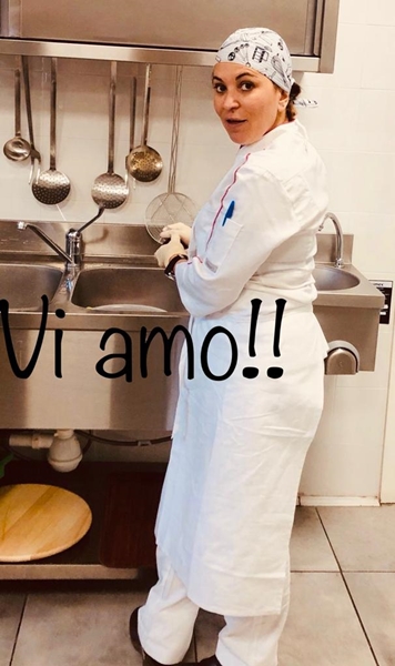 Valentina Pistoia in cucina, presa un po' di sorpresa...